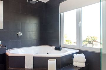Private spa tub