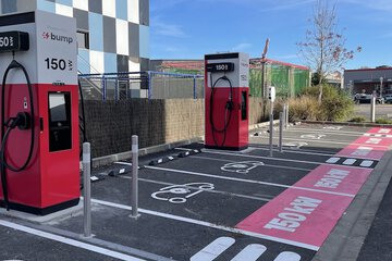 Electric vehicle charging station