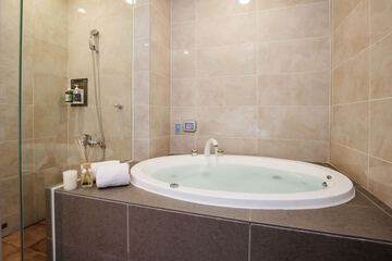 Jetted tub