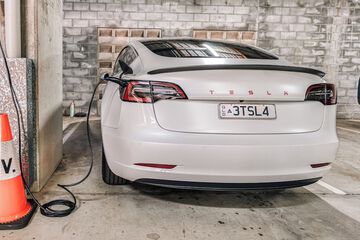 Electric vehicle charging station