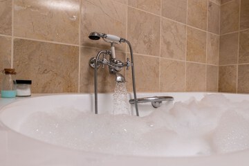 Deep soaking bathtub