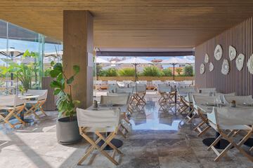 Poolside bar