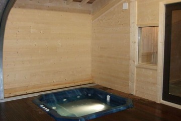 Indoor spa tub