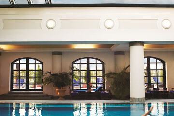 Indoor/outdoor pool