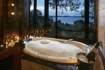 Jetted tub
