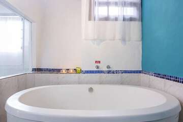 Deep soaking bathtub