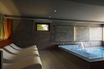 Indoor spa tub