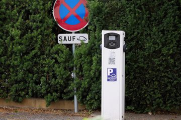 Electric vehicle charging station
