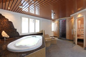 Indoor spa tub
