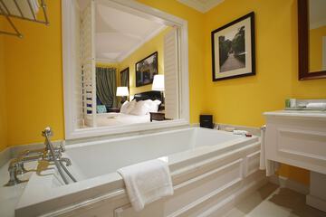 Deep soaking bathtub