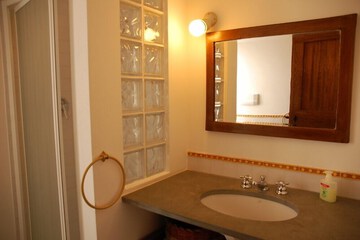 Bathroom sink