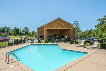 Econo Lodge Inn & Suites
