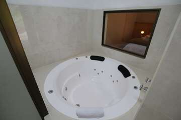 Jetted tub