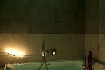 Private spa tub