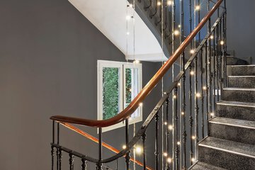 Handrails in hallways