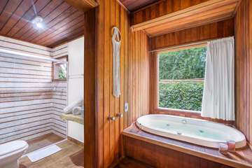 Private spa tub