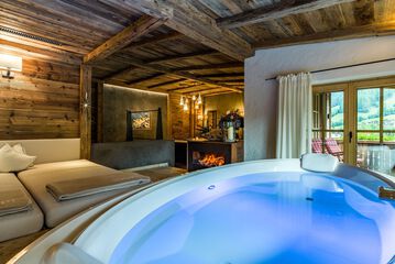 Indoor spa tub