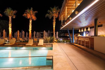 Poolside bar