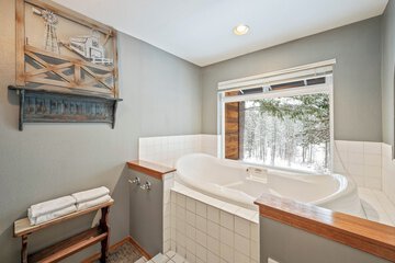 Deep soaking bathtub