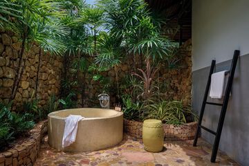 Deep soaking bathtub