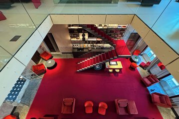 Lobby lounge
