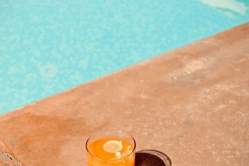 Swim-up bar