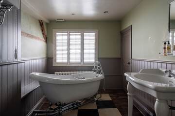 Deep soaking bathtub
