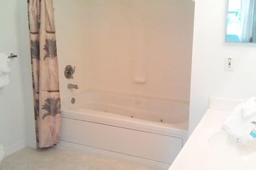 Deep soaking bathtub