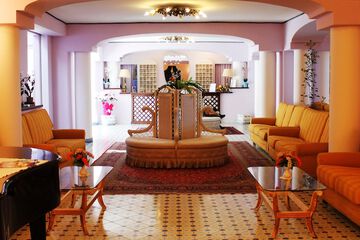 Lobby lounge