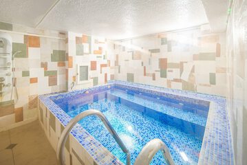 Indoor spa tub