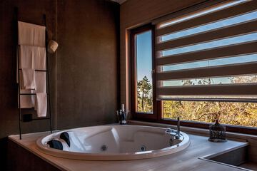 Deep soaking bathtub