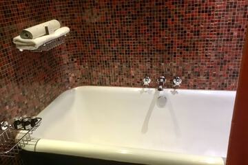 Deep soaking bathtub
