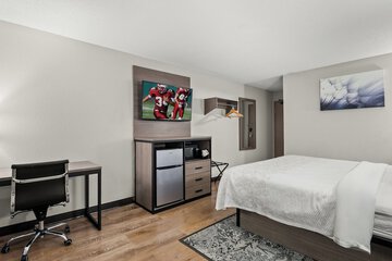 Red Roof PLUS+ Belleville