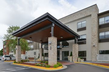 Holiday Inn Express & Suites Raleigh NE - Medical Center Area by IHG