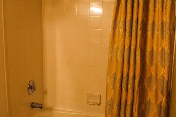 Deep soaking bathtub