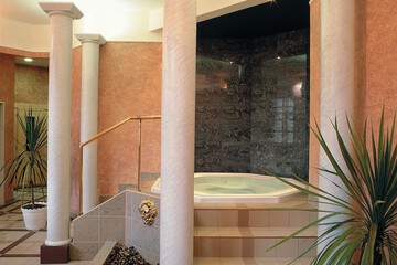 Indoor spa tub