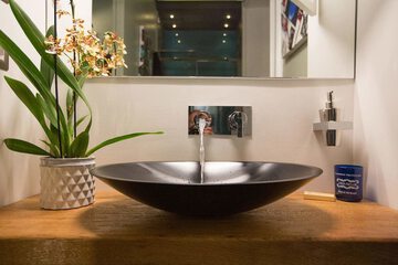 Bathroom sink