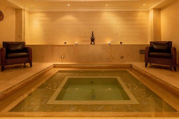 Indoor spa tub