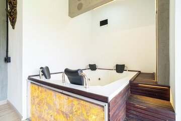 Jetted tub