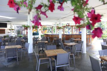 Swim-up bar