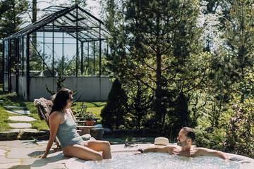 Outdoor spa tub