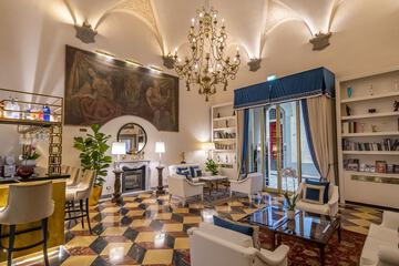 Lobby lounge