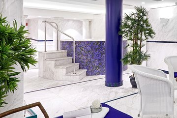 Indoor spa tub