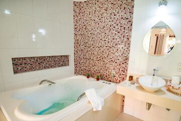 Private spa tub