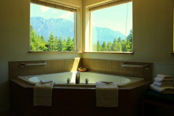 Deep soaking bathtub