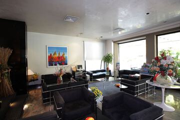 Lobby lounge