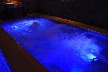 Indoor spa tub