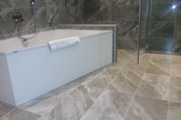Deep soaking bathtub