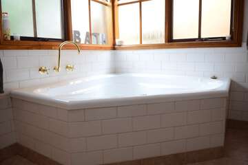 Deep soaking bathtub