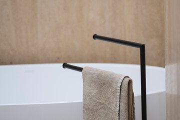 Deep soaking bathtub